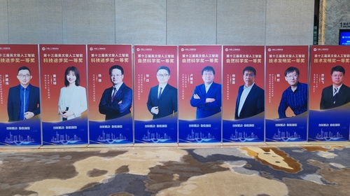 國產(chǎn)大形機器人邁向?qū)嵱没?進工廠貼車標，入家庭疊衣服，全國首開專項賽推動家政服務革新